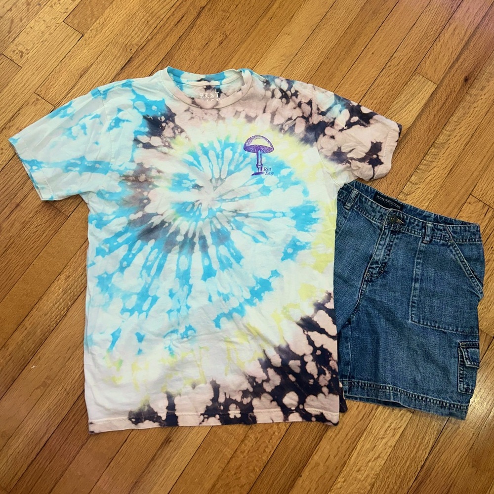 trippy tie dye mushroom t shirt by rest easy !!